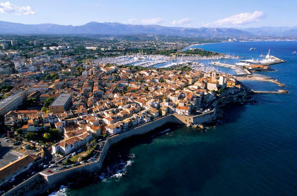 2 Bedroom Funky Apartment In The Heart Of The Old Town Of Antibes Exterior photo